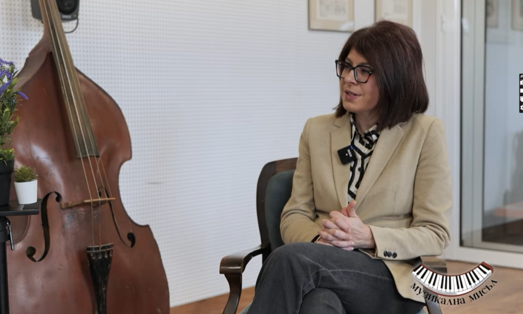 The Teacher Who Conducts with a Smile
